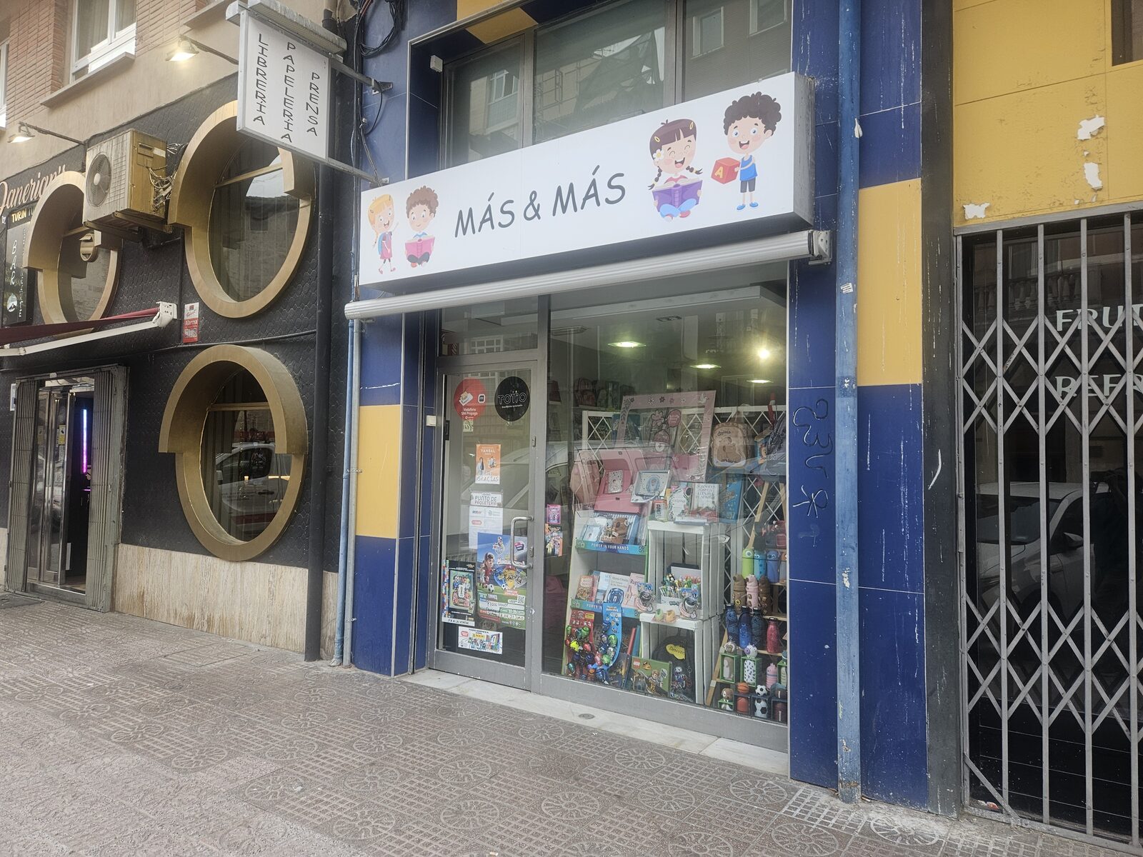 Fachada de la Papelería Más y Más en la calle Concepción de Burgos