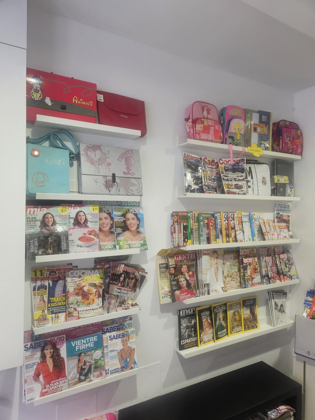 Estanterías de material escolar