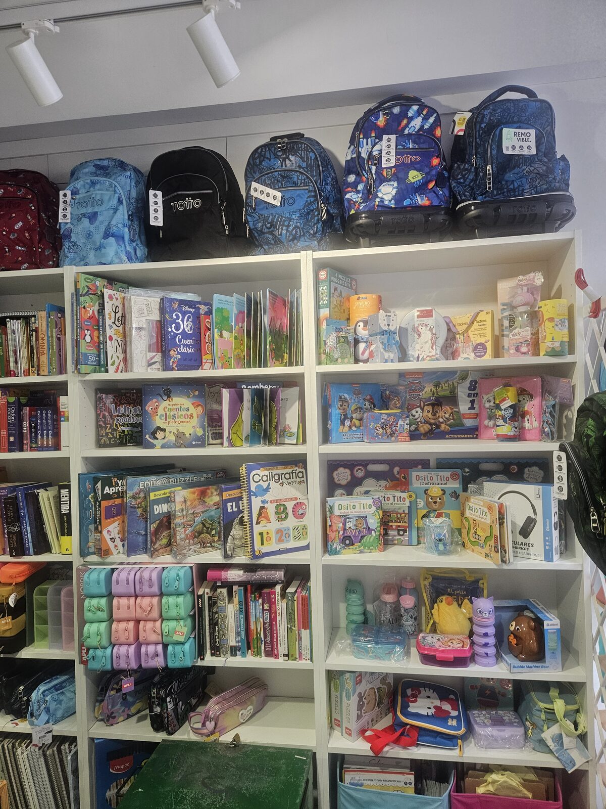 Estanterías con material escolar y mochilas