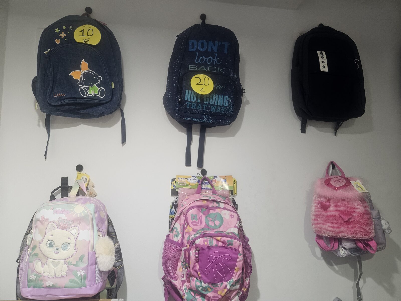Mochilas y bolsos colgados